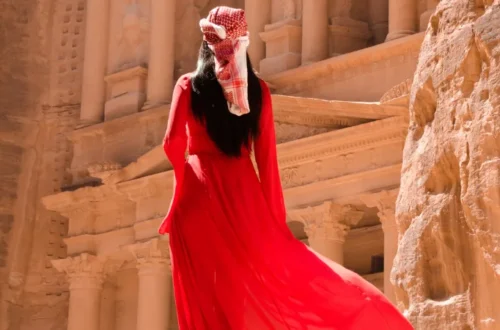 donna vestita di rosso a Petra