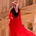 donna vestita di rosso a Petra