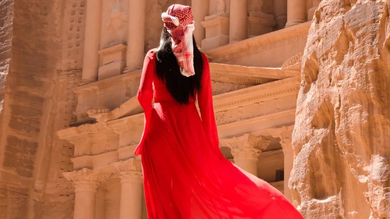 donna vestita di rosso a Petra