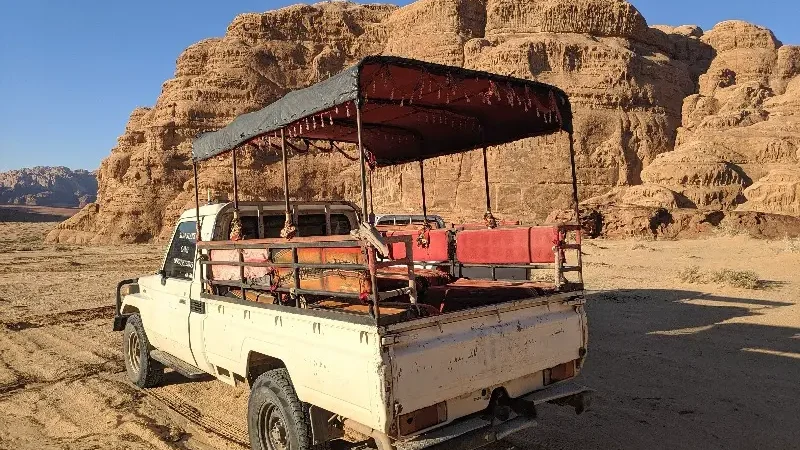 escursione nel deserto del wadi rum con jeep