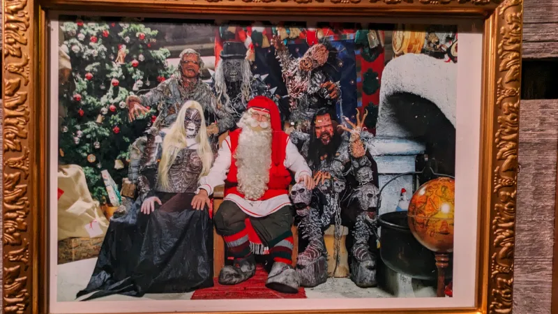 babbo natale insieme al gruppo Lordi