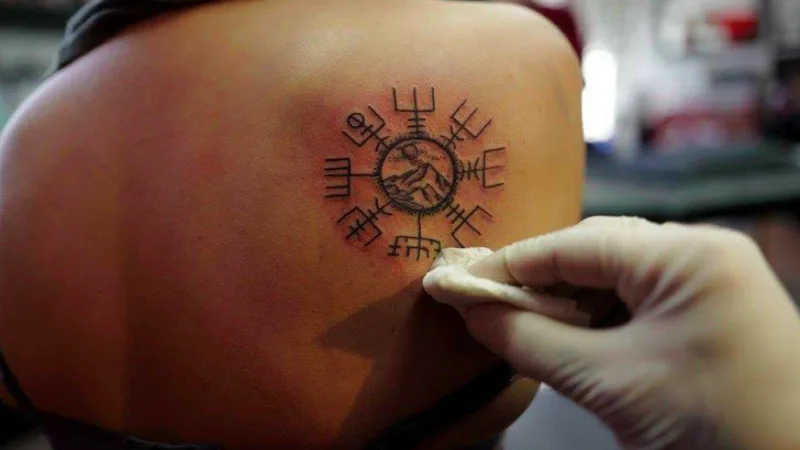 tatuaggio rune islandesi
