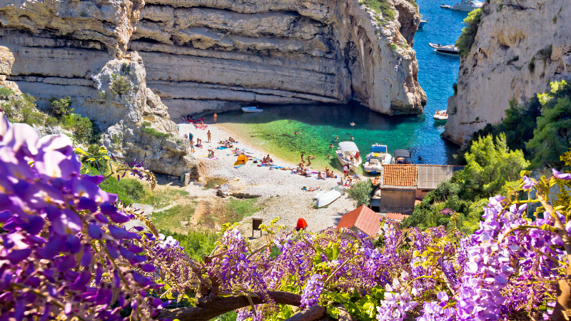 Baia-di-Stiniva_-isola-di-Vis_-Croazia
