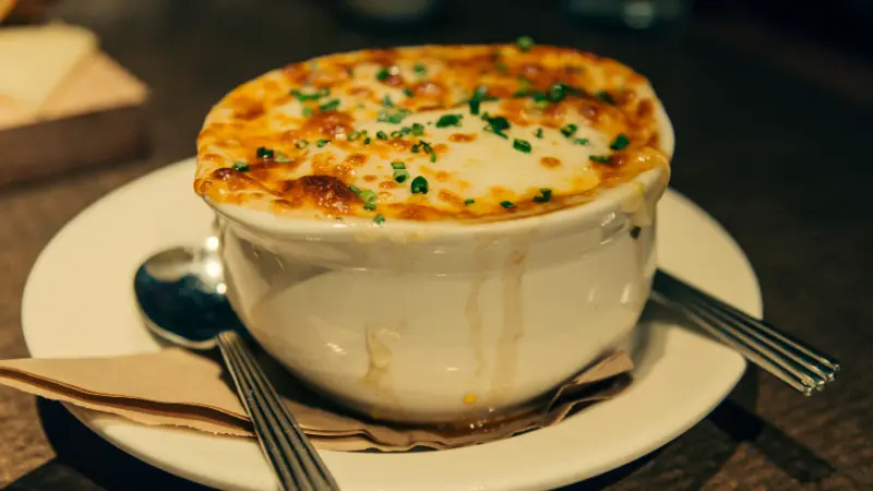 mangiare a parigi zuppa di cipolle